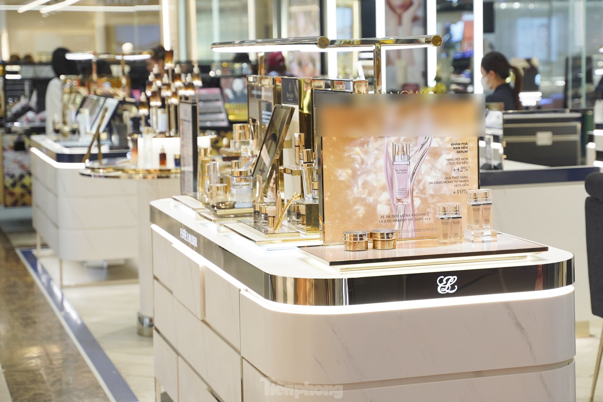 Đông nghịt người 'săn' hàng hiệu giữa trưa, đợi cả tiếng mới được thanh toán - Ảnh 14