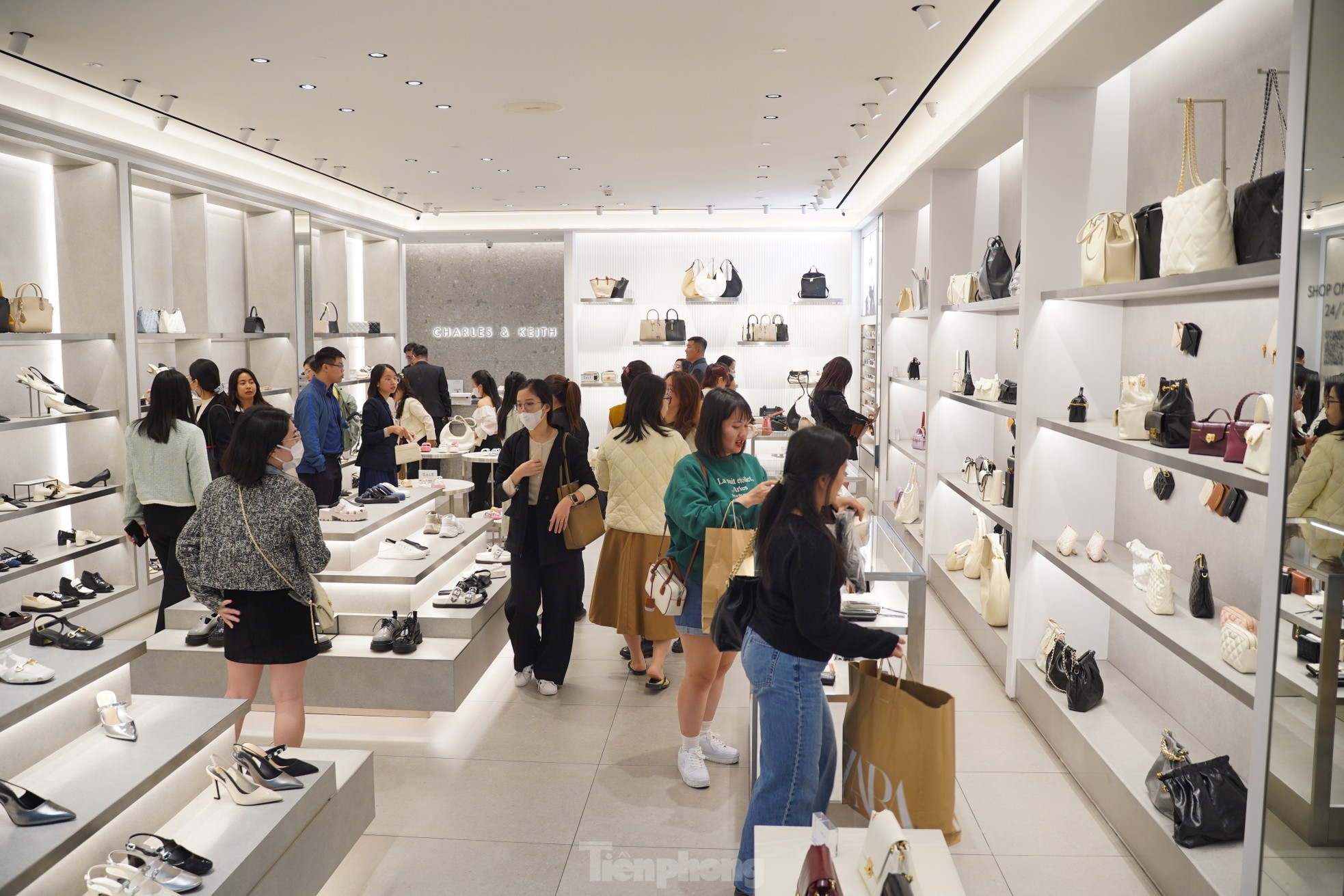 Đông nghịt người 'săn' hàng hiệu giữa trưa, đợi cả tiếng mới được thanh toán - Ảnh 10