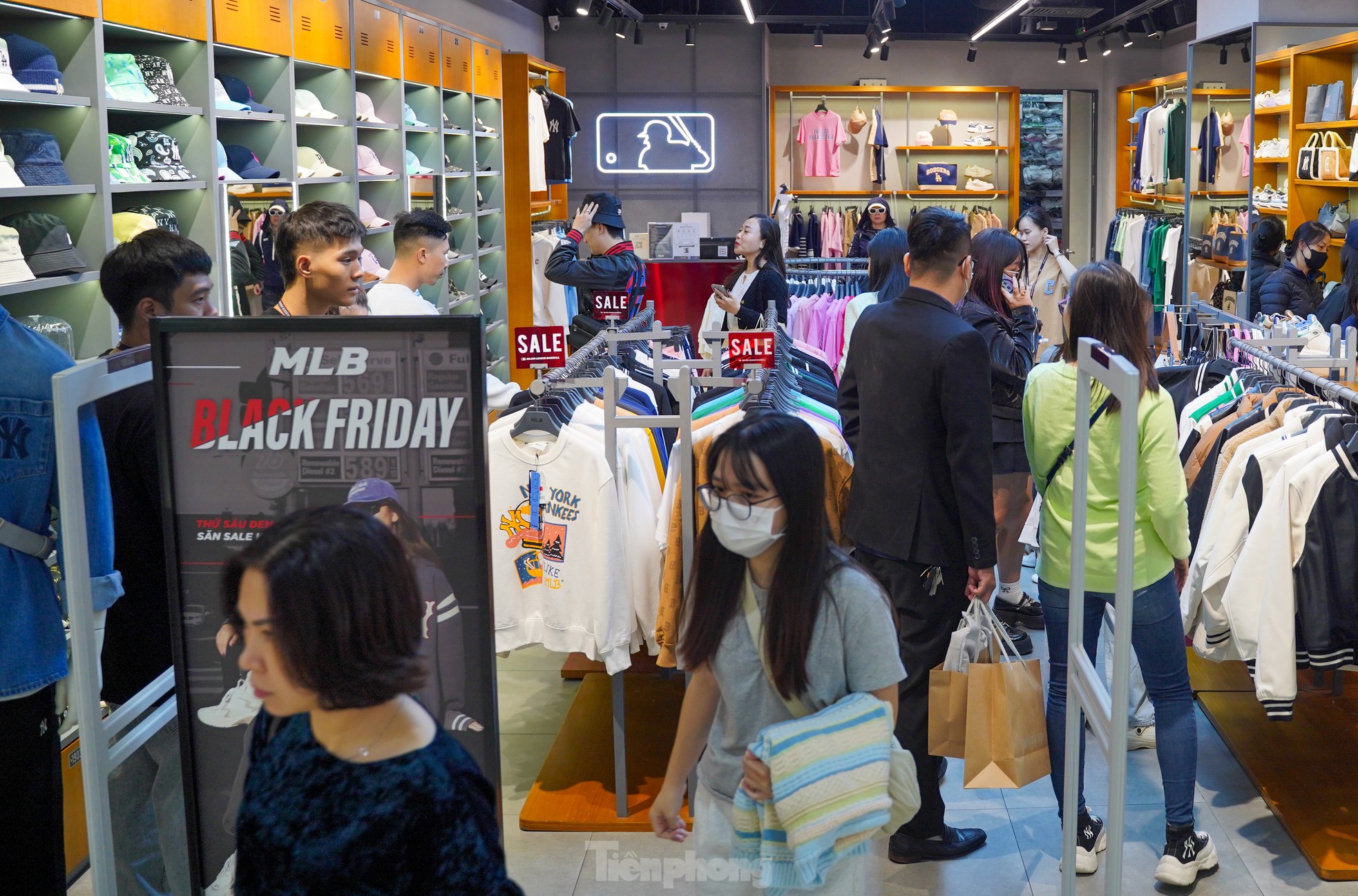 Đông nghịt người 'săn' hàng hiệu giữa trưa, đợi cả tiếng mới được thanh toán - Ảnh 9