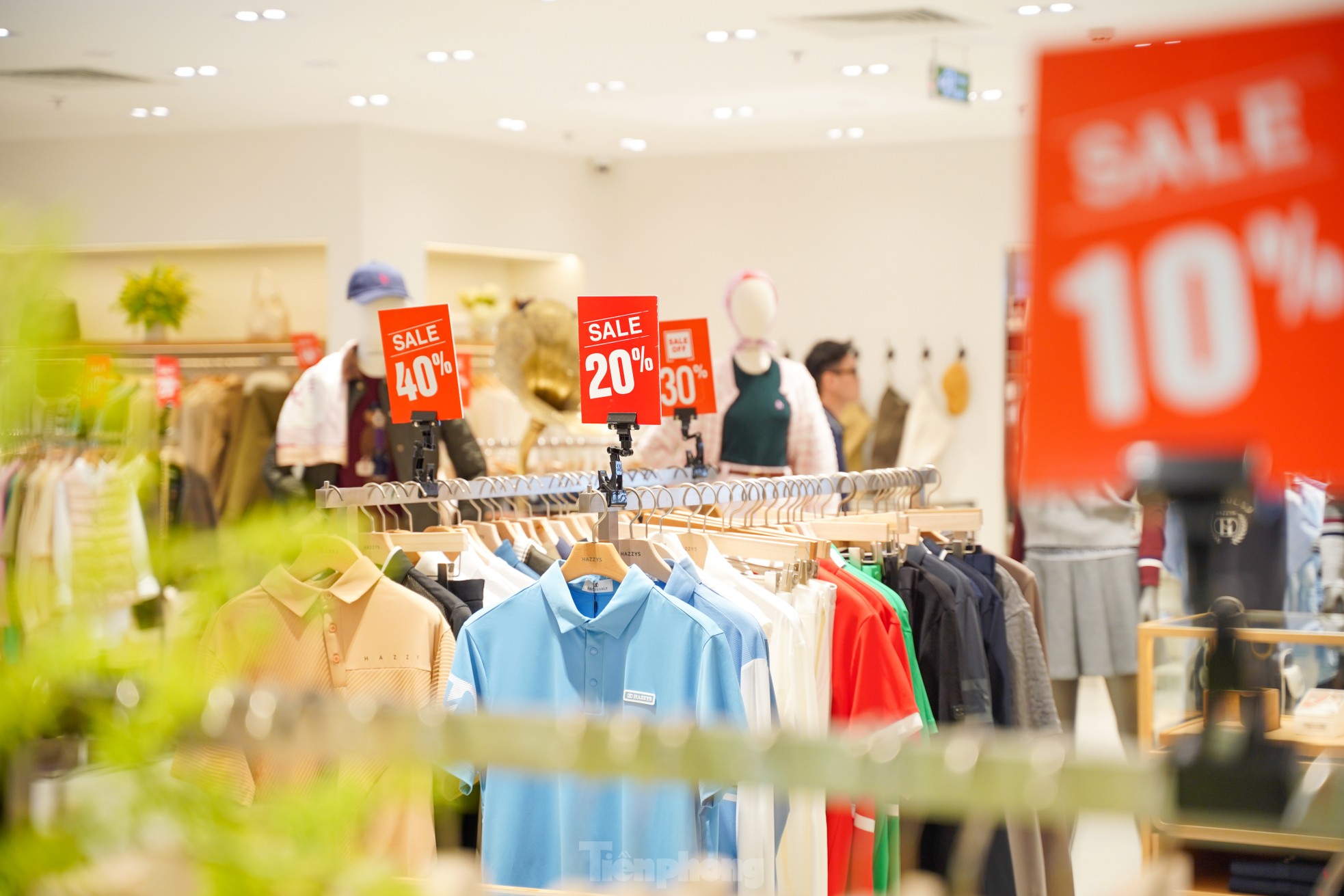 Đông nghịt người 'săn' hàng hiệu giữa trưa, đợi cả tiếng mới được thanh toán - Ảnh 8