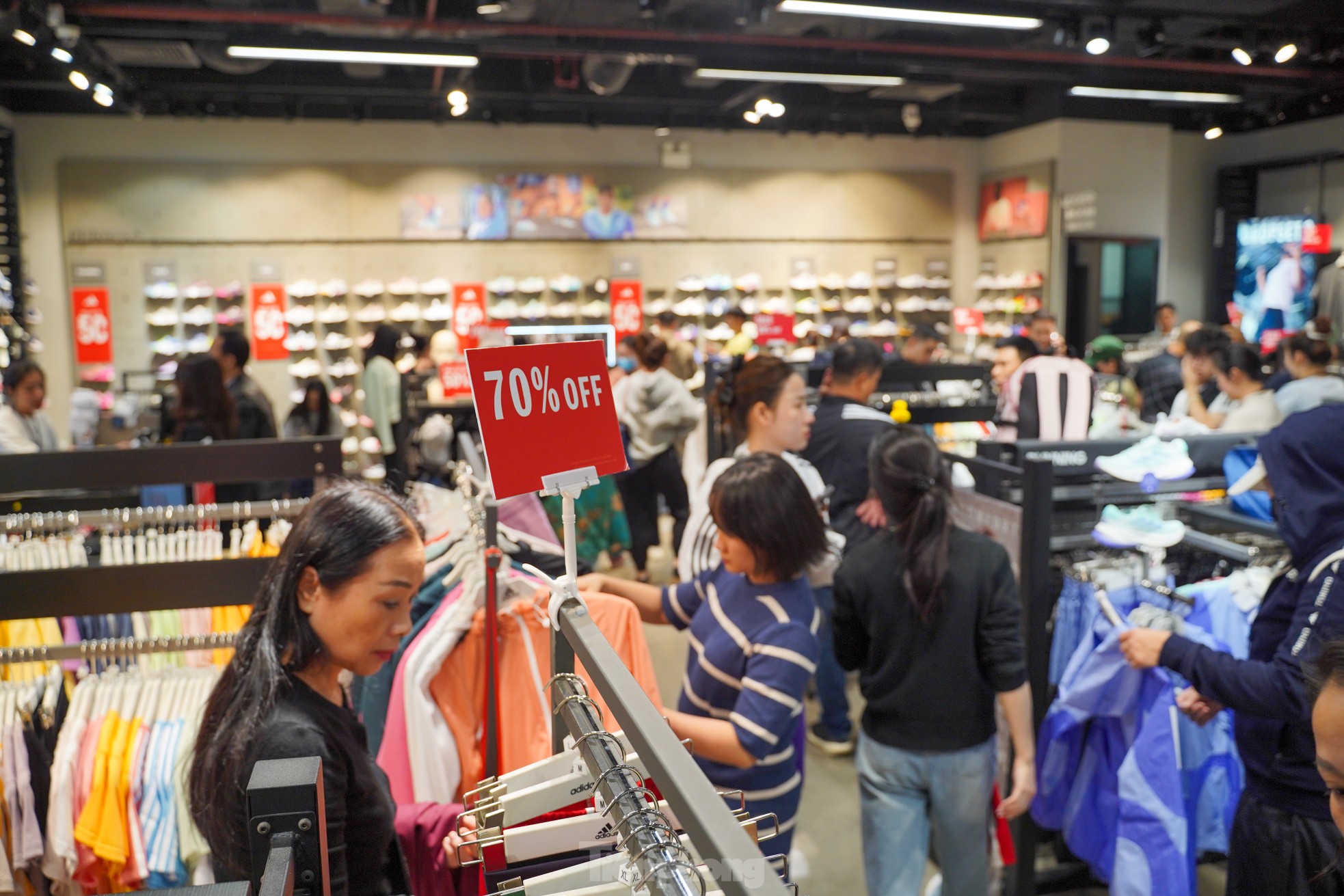 Đông nghịt người 'săn' hàng hiệu giữa trưa, đợi cả tiếng mới được thanh toán - Ảnh 13