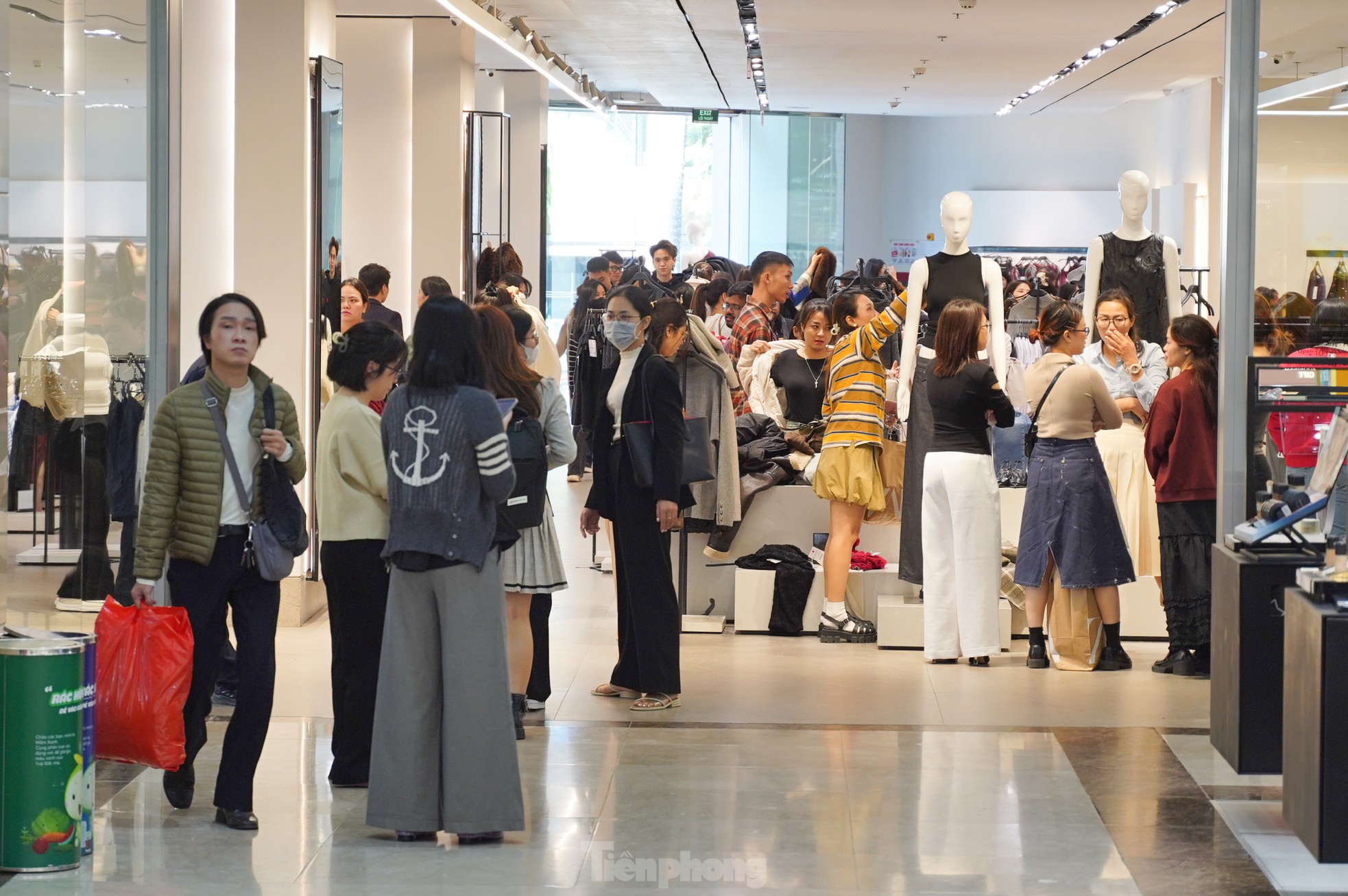 Đông nghịt người 'săn' hàng hiệu giữa trưa, đợi cả tiếng mới được thanh toán - Ảnh 6