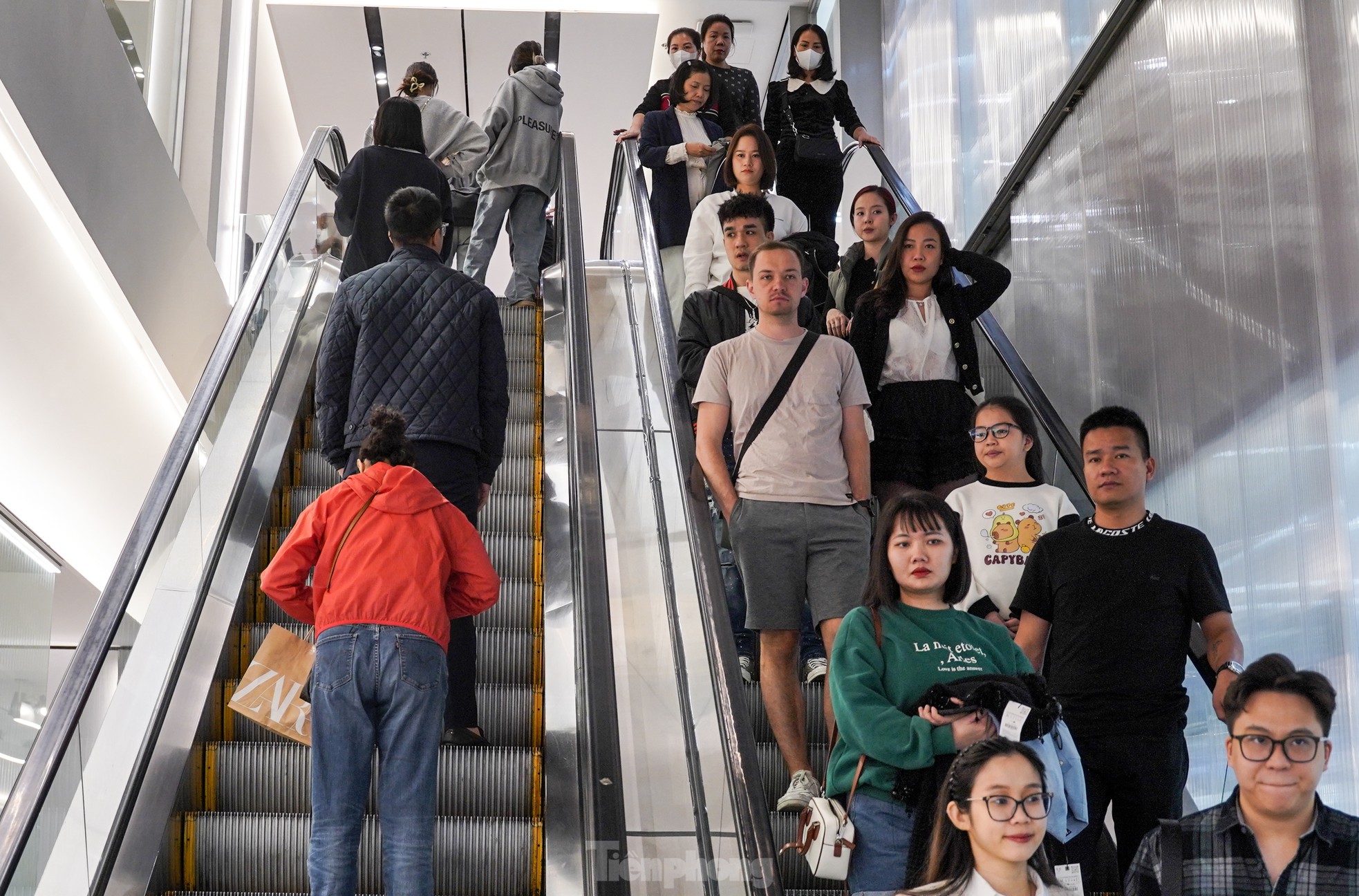 Đông nghịt người 'săn' hàng hiệu giữa trưa, đợi cả tiếng mới được thanh toán - Ảnh 12