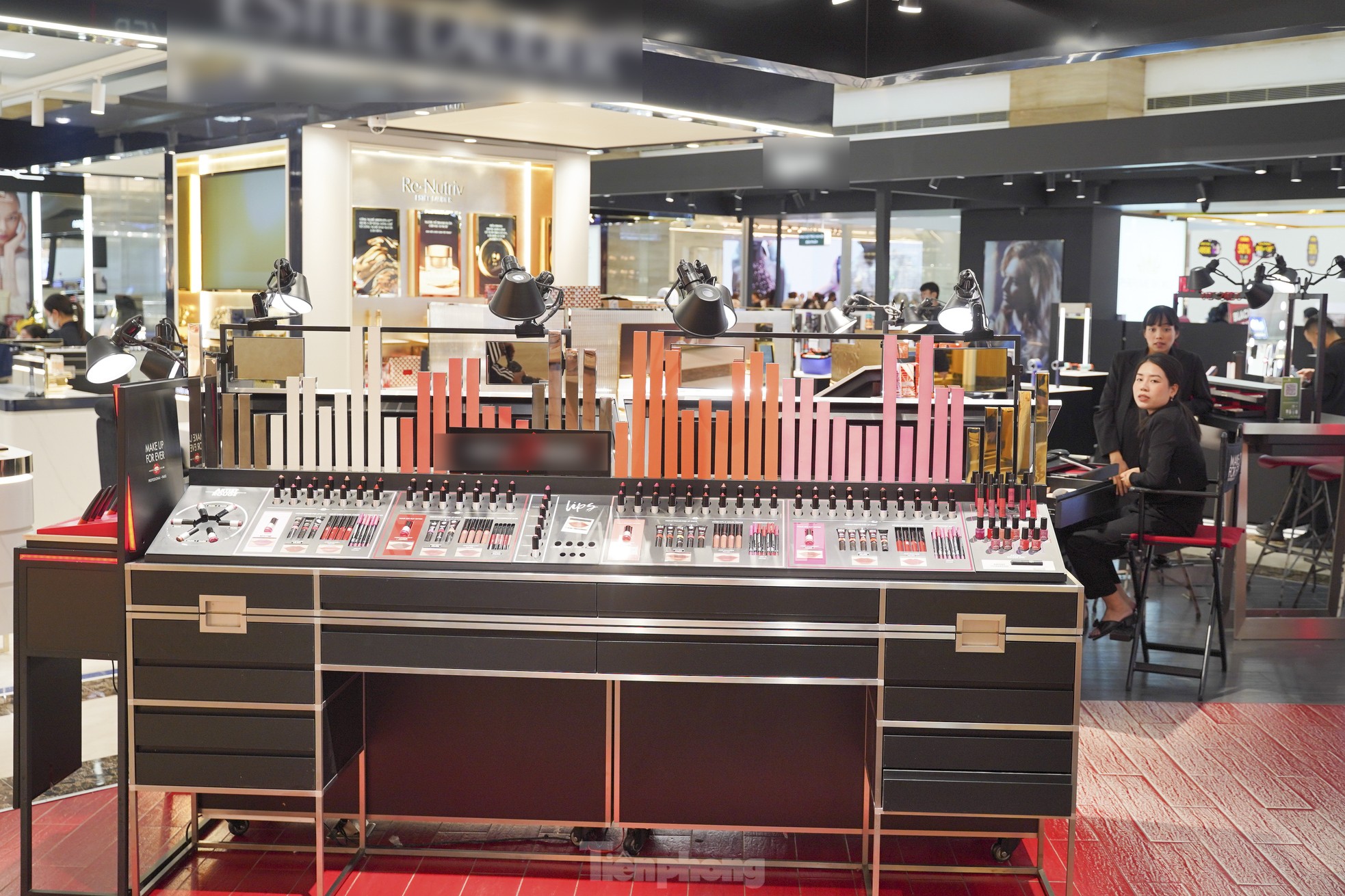 Đông nghịt người 'săn' hàng hiệu giữa trưa, đợi cả tiếng mới được thanh toán - Ảnh 15