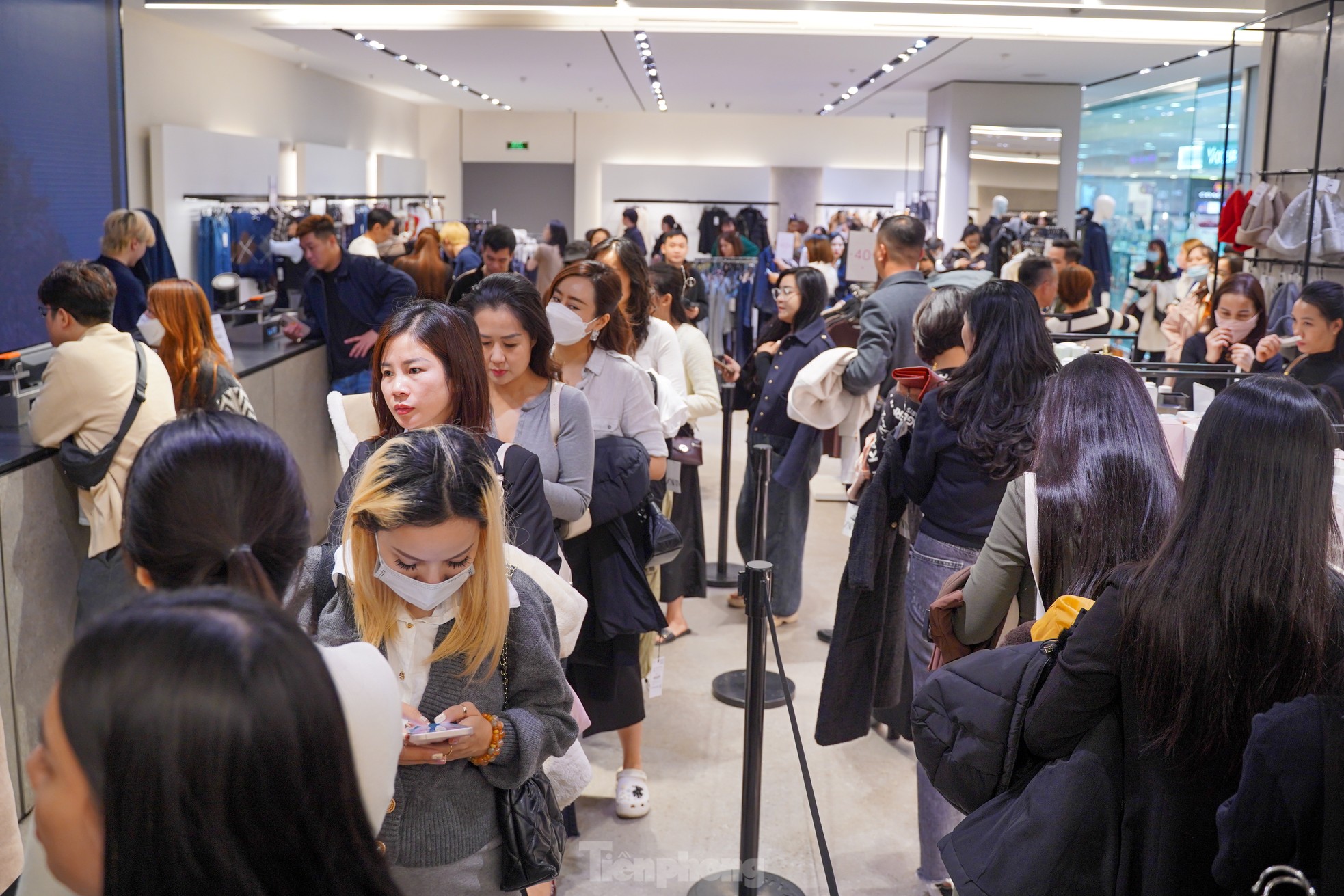 Đông nghịt người 'săn' hàng hiệu giữa trưa, đợi cả tiếng mới được thanh toán - Ảnh 17