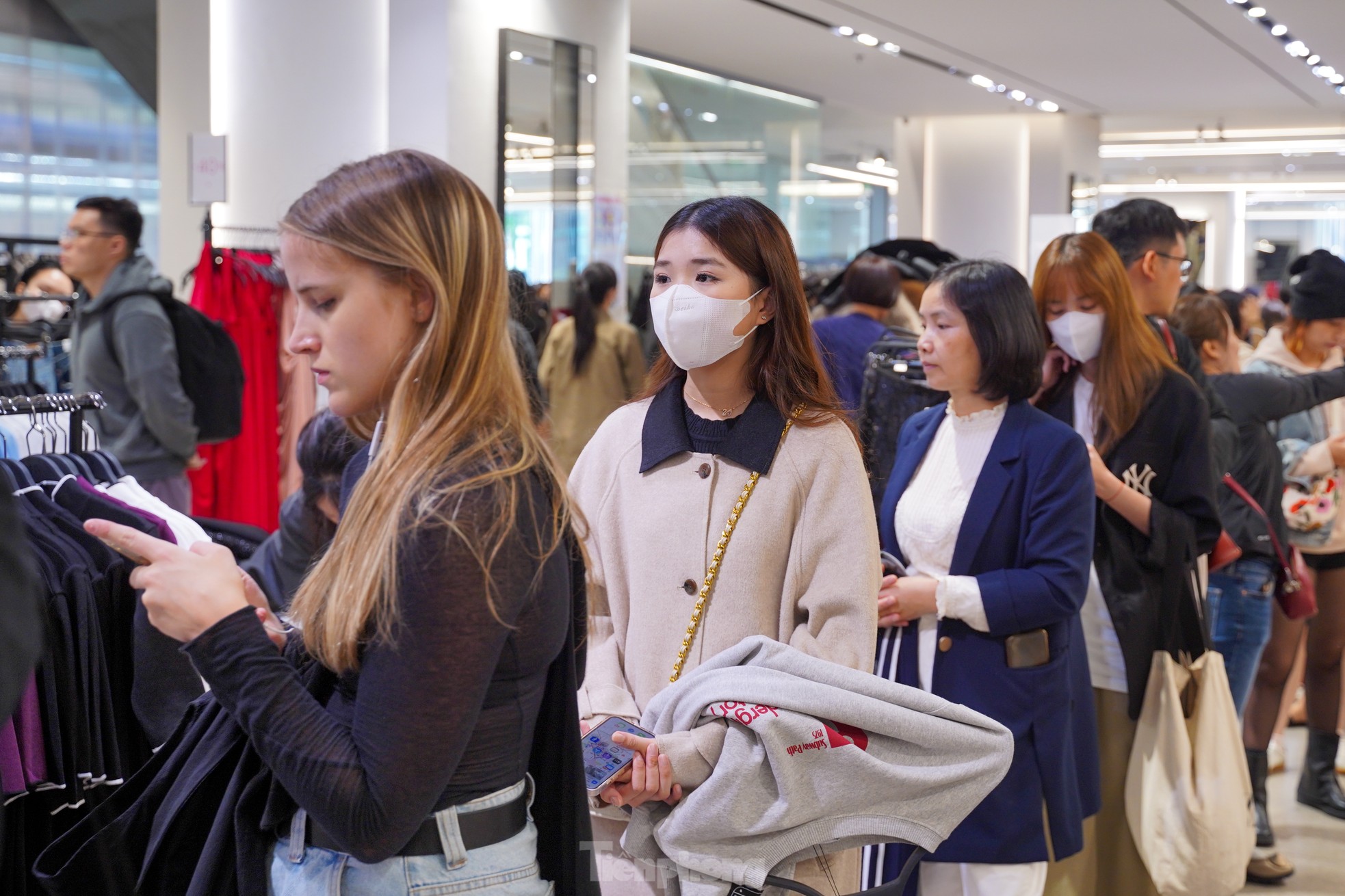 Đông nghịt người 'săn' hàng hiệu giữa trưa, đợi cả tiếng mới được thanh toán - Ảnh 19