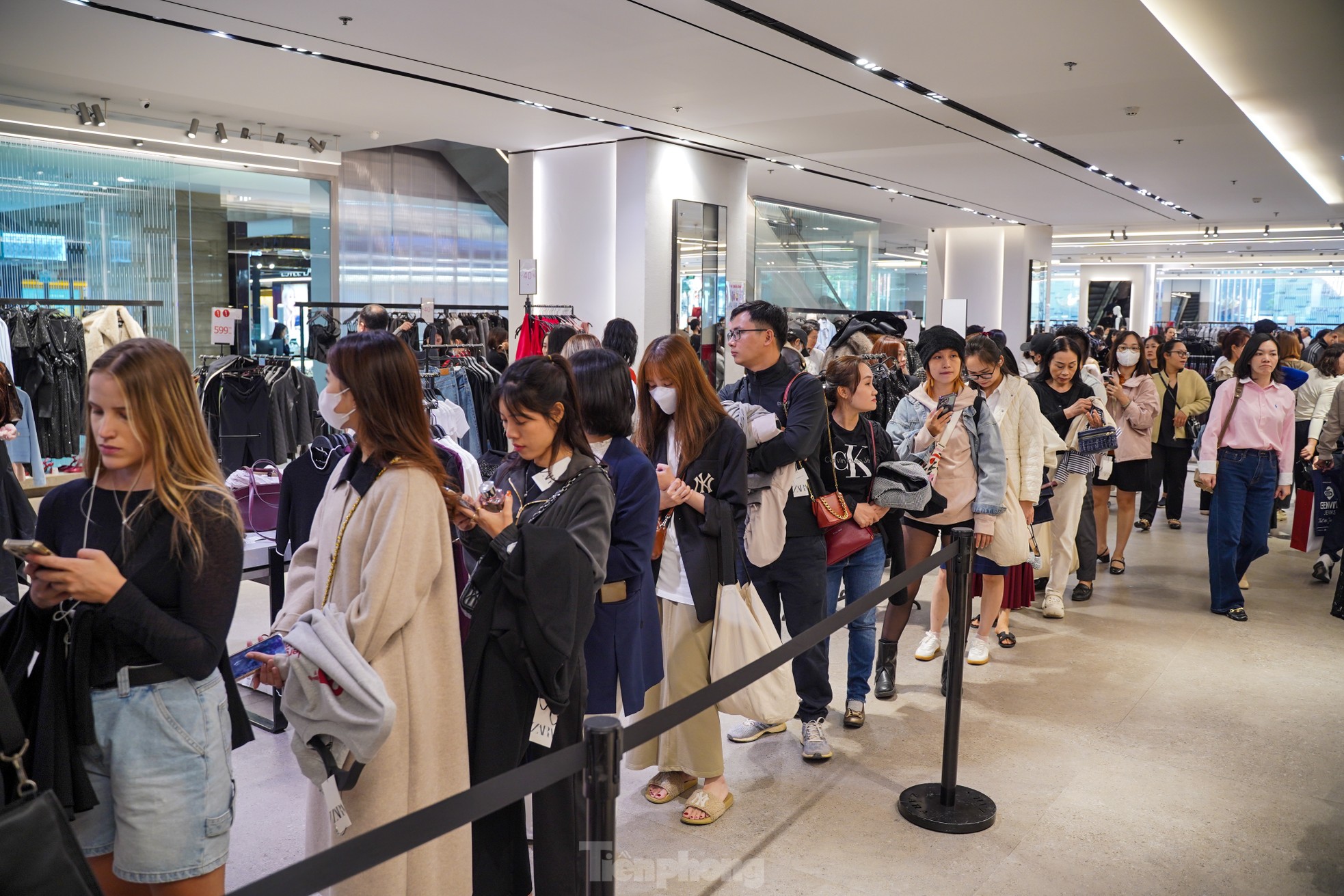 Đông nghịt người 'săn' hàng hiệu giữa trưa, đợi cả tiếng mới được thanh toán - Ảnh 18