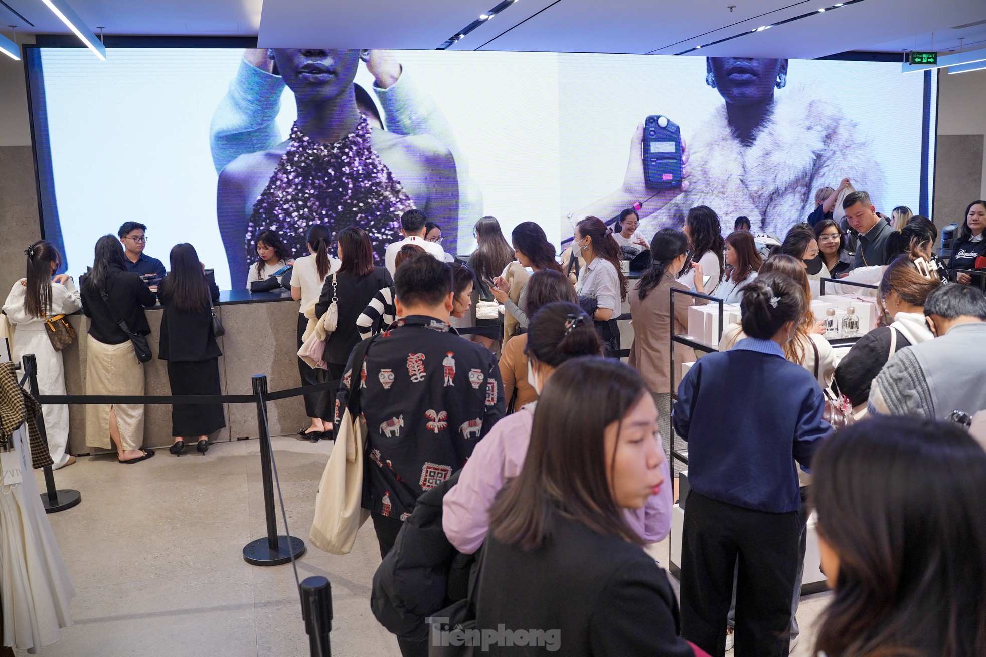 Đông nghịt người 'săn' hàng hiệu giữa trưa, đợi cả tiếng mới được thanh toán - Ảnh 16