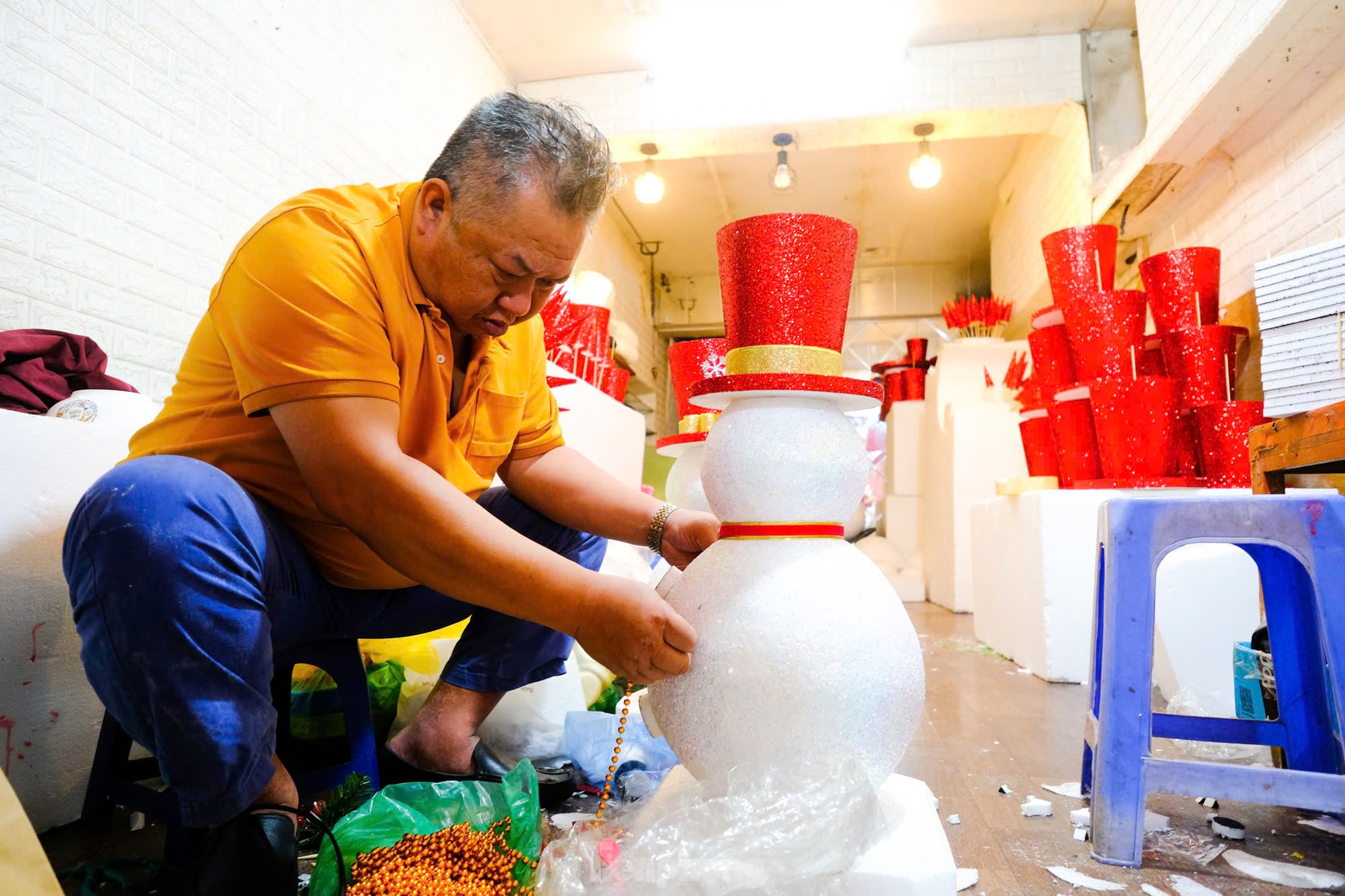 Tạo hình người tuyết, nghề lạ hái bộn tiền ở Thủ đô mùa Giáng sinh - Ảnh 10