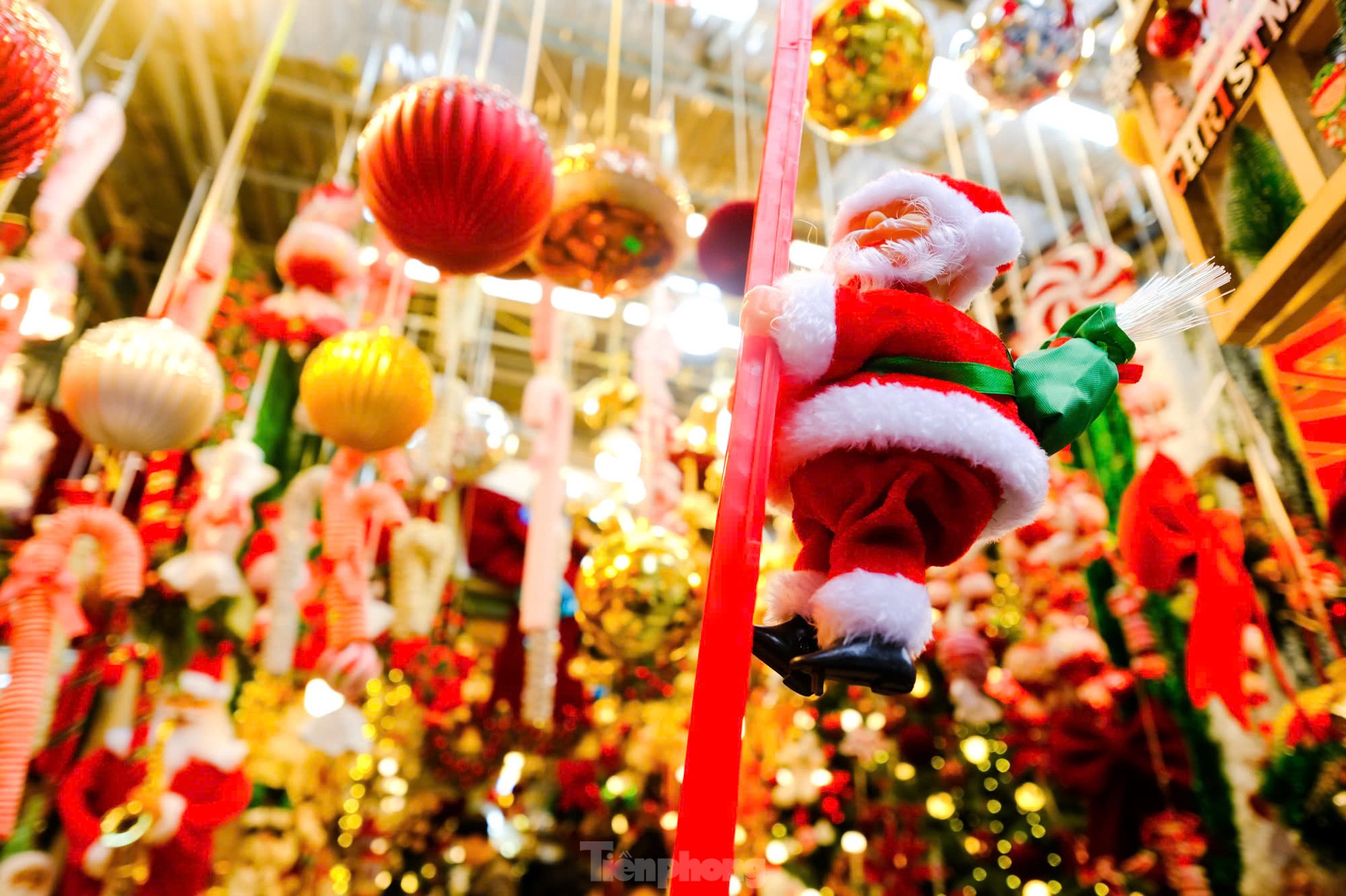 Tạo hình người tuyết, nghề lạ hái bộn tiền ở Thủ đô mùa Giáng sinh - Ảnh 2