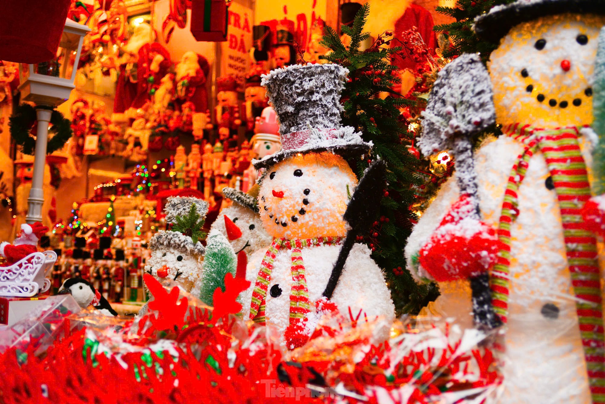 Tạo hình người tuyết, nghề lạ hái bộn tiền ở Thủ đô mùa Giáng sinh - Ảnh 4