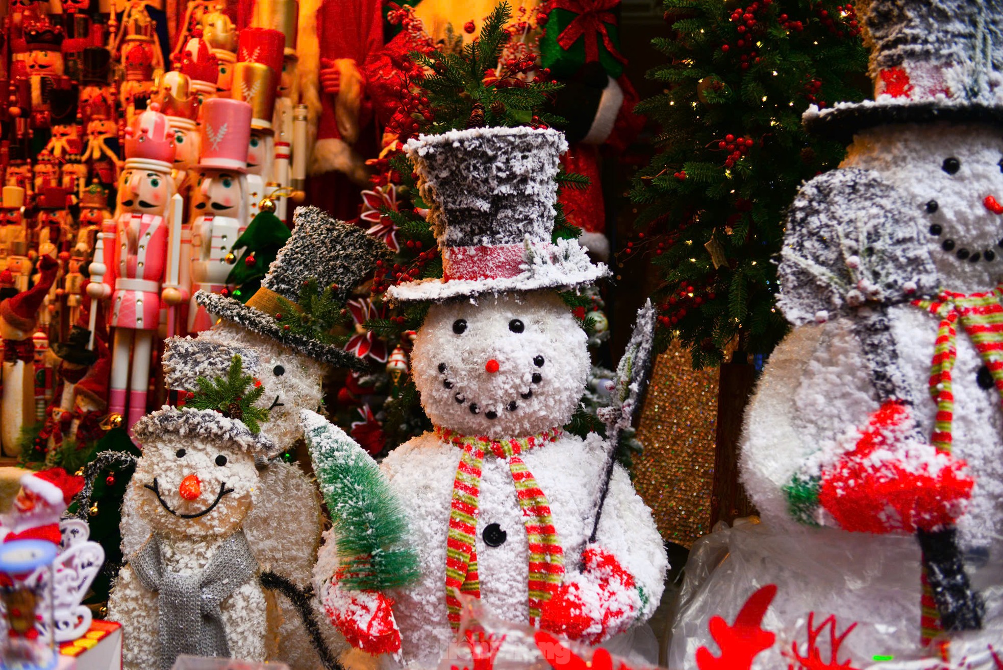 Tạo hình người tuyết, nghề lạ hái bộn tiền ở Thủ đô mùa Giáng sinh - Ảnh 12