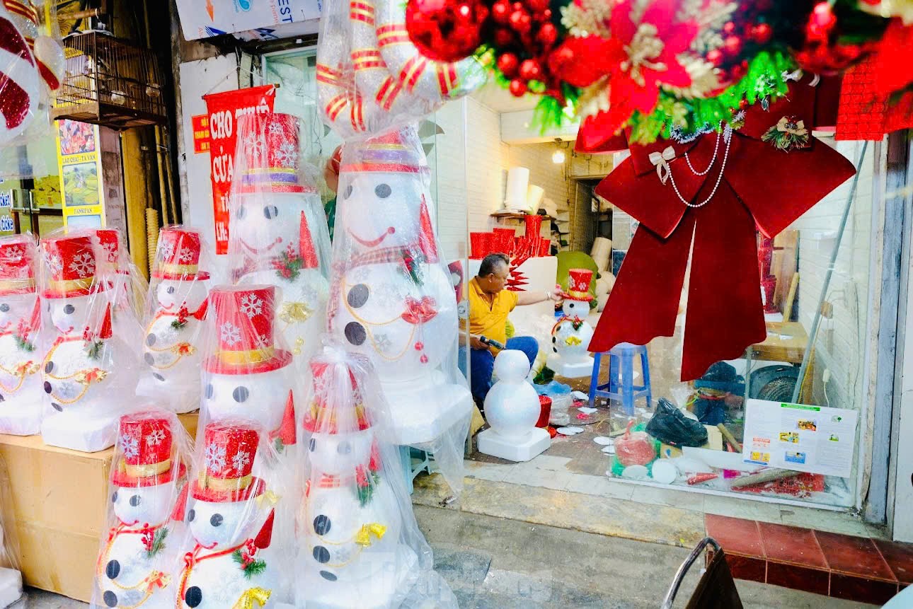 Tạo hình người tuyết, nghề lạ hái bộn tiền ở Thủ đô mùa Giáng sinh - Ảnh 5