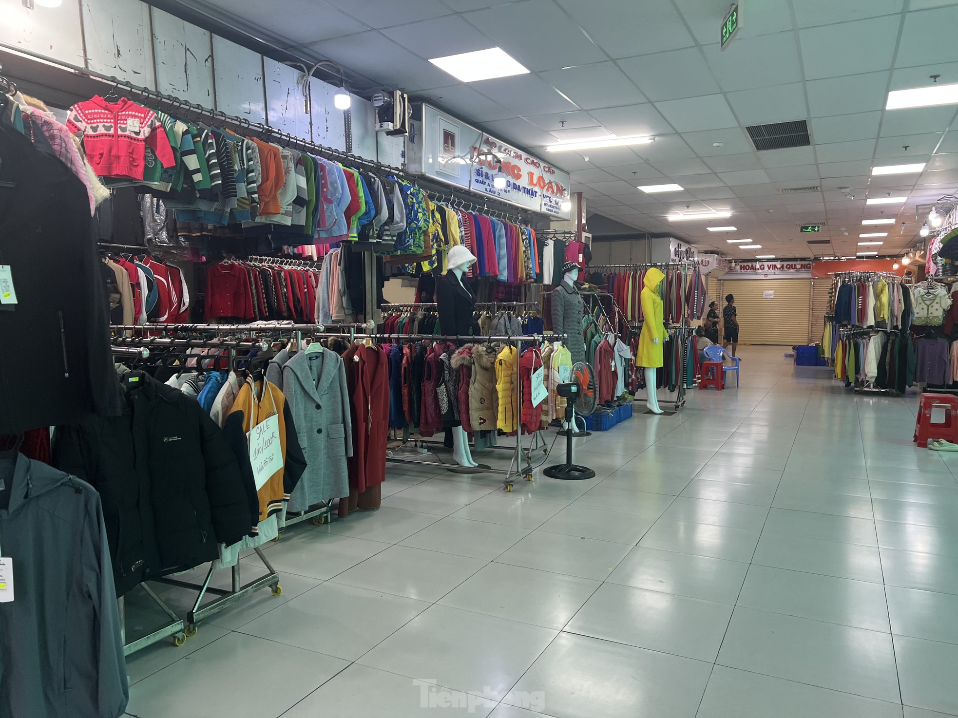 Vào mùa cuối năm nhưng chợ đìu hiu, tiểu thương mòn mỏi chờ khách - Ảnh 5