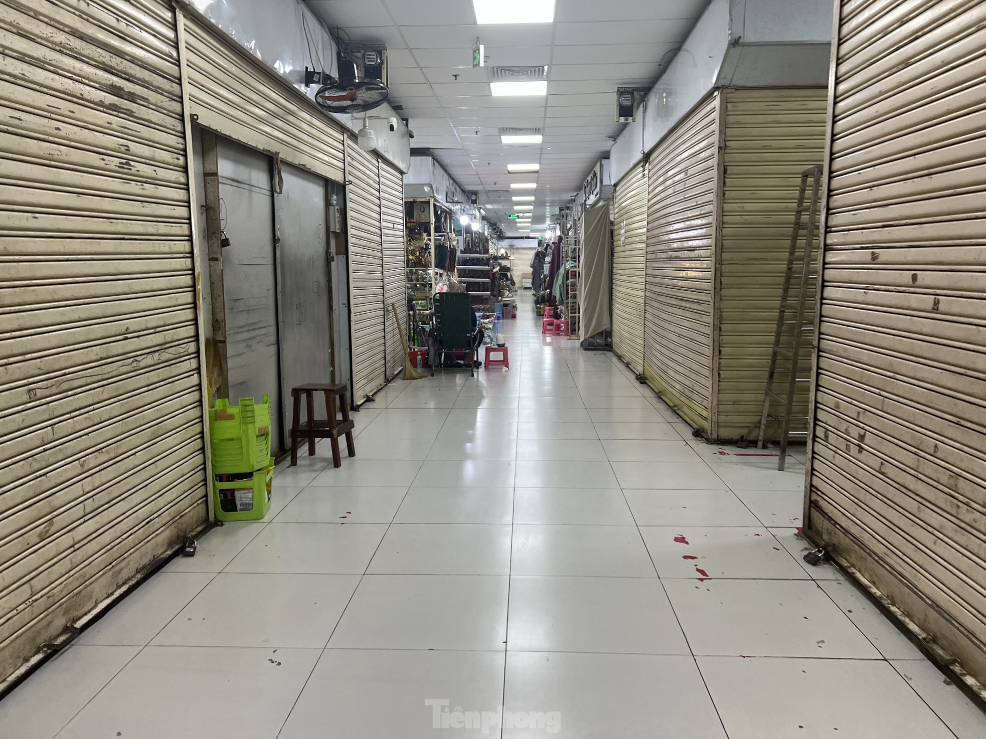 Vào mùa cuối năm nhưng chợ đìu hiu, tiểu thương mòn mỏi chờ khách - Ảnh 4