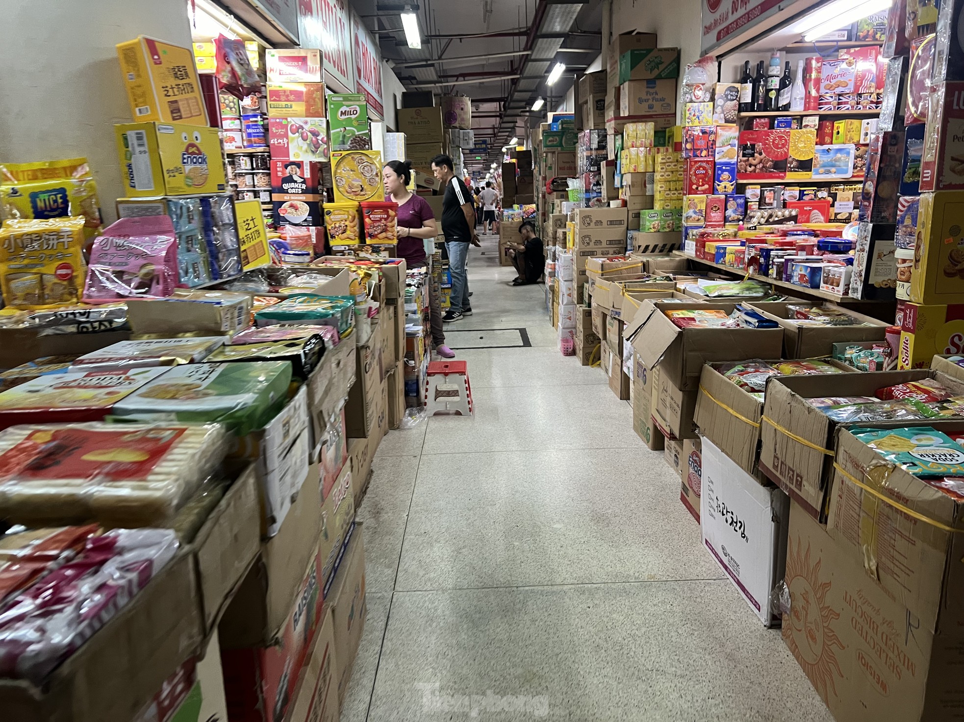 Vào mùa cuối năm nhưng chợ đìu hiu, tiểu thương mòn mỏi chờ khách - Ảnh 8