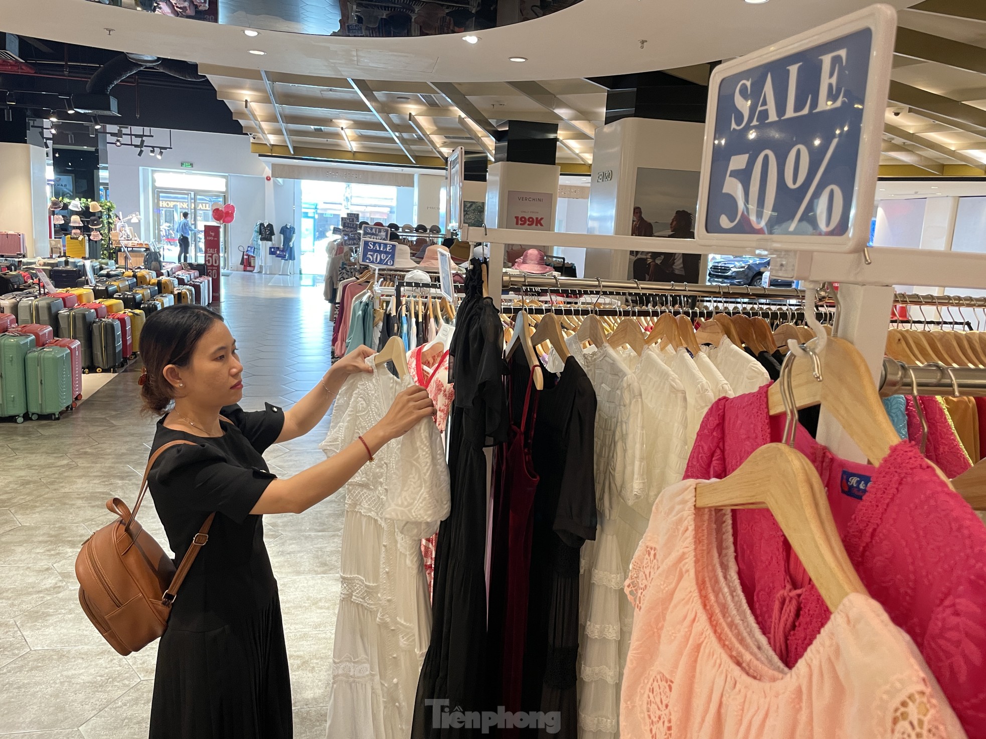 Vào mùa cuối năm nhưng chợ đìu hiu, tiểu thương mòn mỏi chờ khách - Ảnh 13