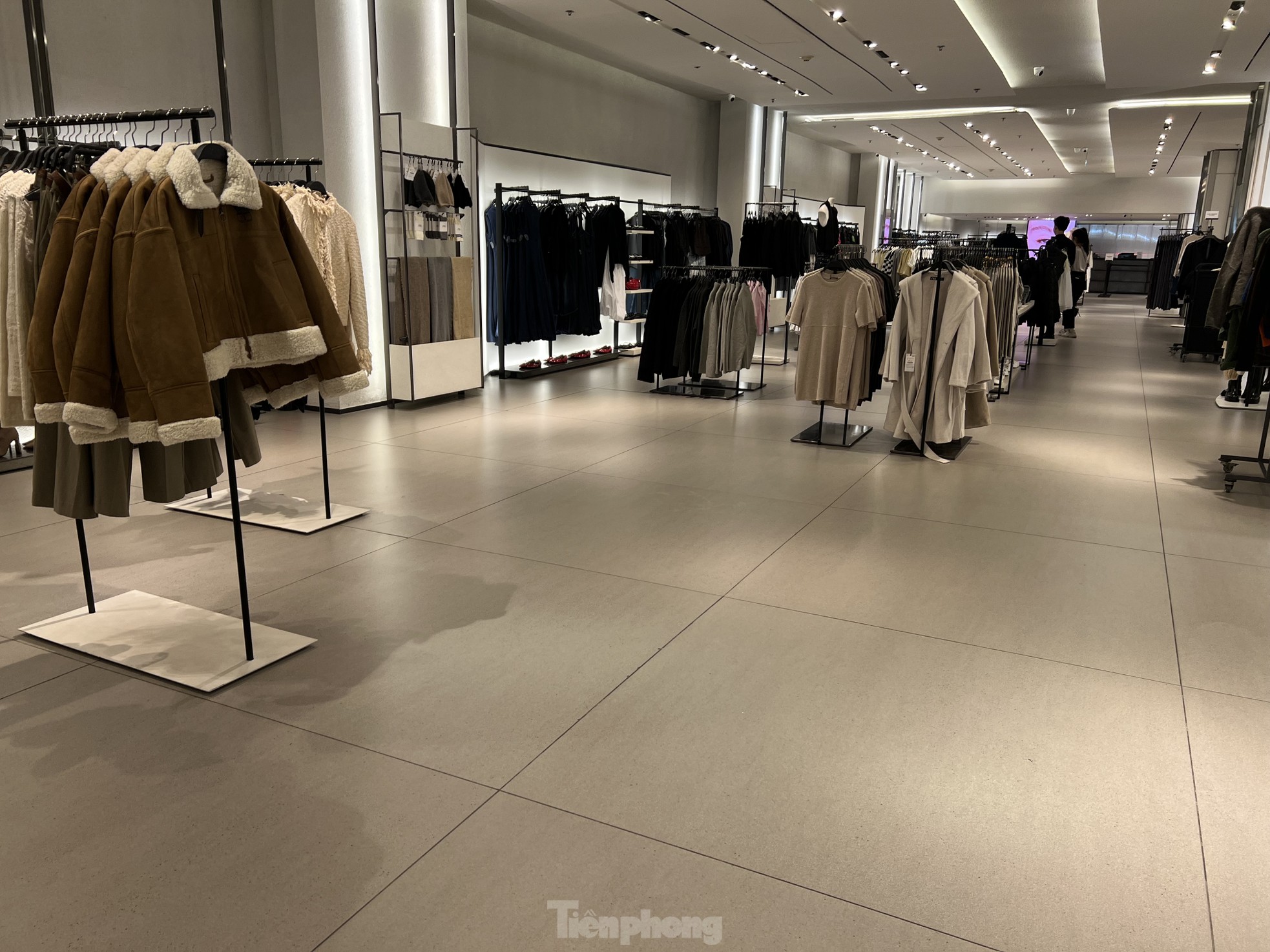 Vào mùa cuối năm nhưng chợ đìu hiu, tiểu thương mòn mỏi chờ khách - Ảnh 12