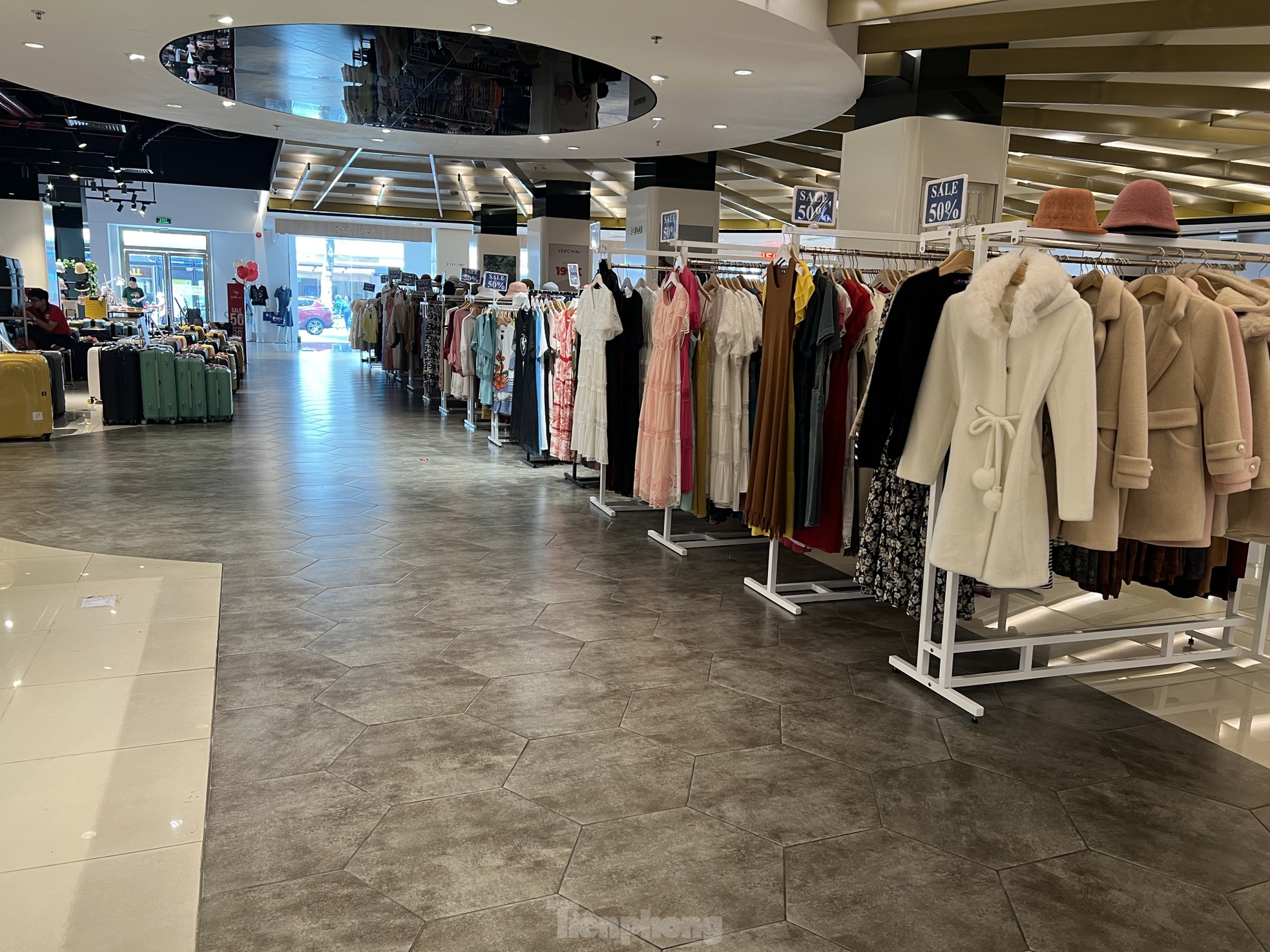 Vào mùa cuối năm nhưng chợ đìu hiu, tiểu thương mòn mỏi chờ khách - Ảnh 11