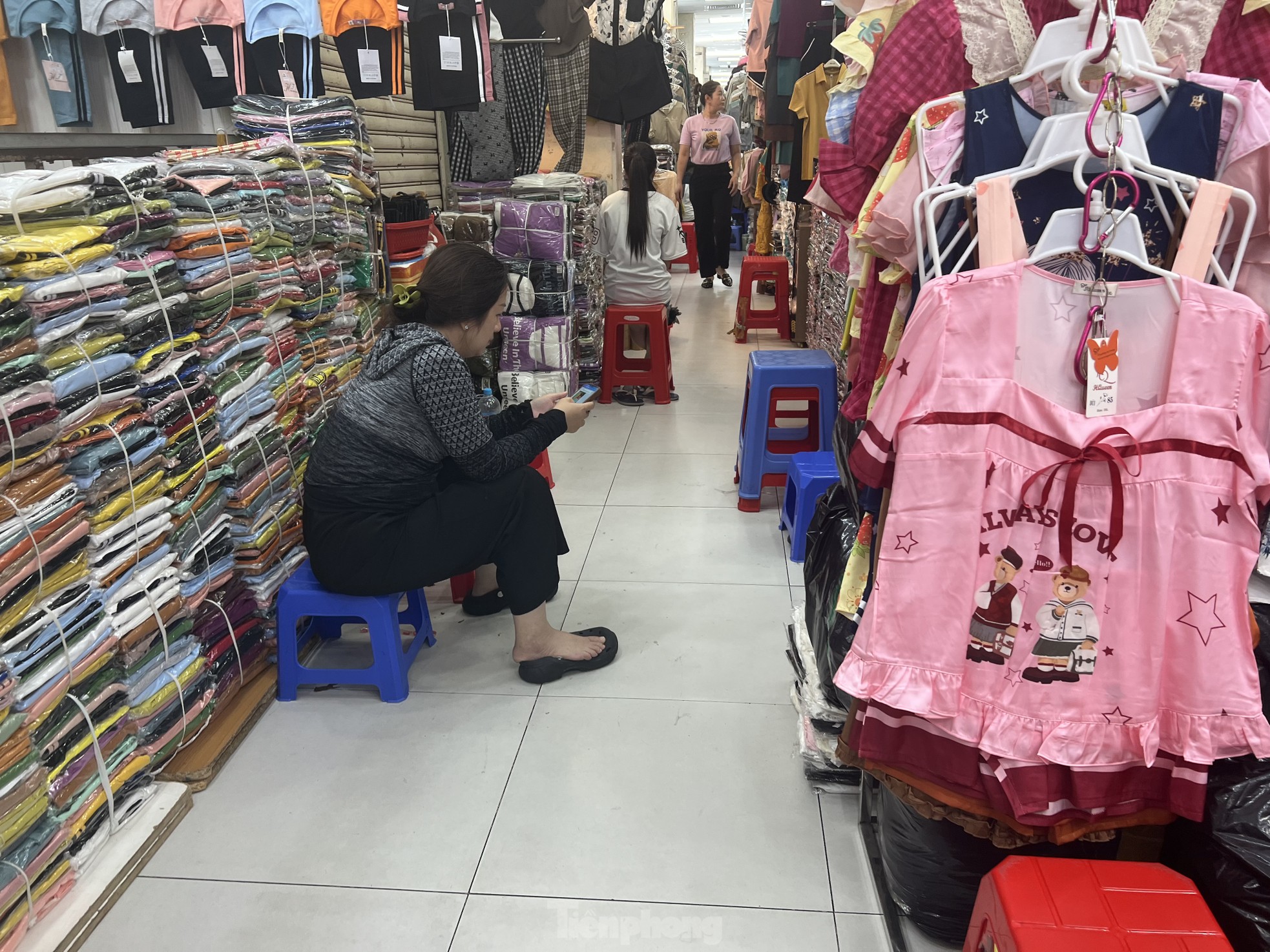 Vào mùa cuối năm nhưng chợ đìu hiu, tiểu thương mòn mỏi chờ khách - Ảnh 6