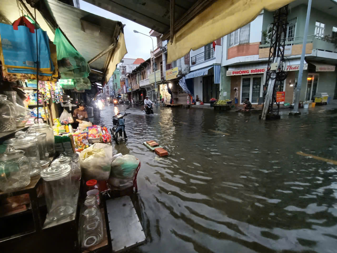 Hình ảnh "khác lạ" tại chợ Thủ Dầu Một trong sáng 18-11 - Ảnh 5