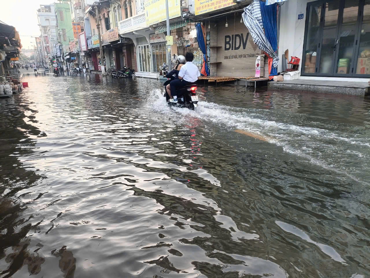 Hình ảnh "khác lạ" tại chợ Thủ Dầu Một trong sáng 18-11 - Ảnh 2