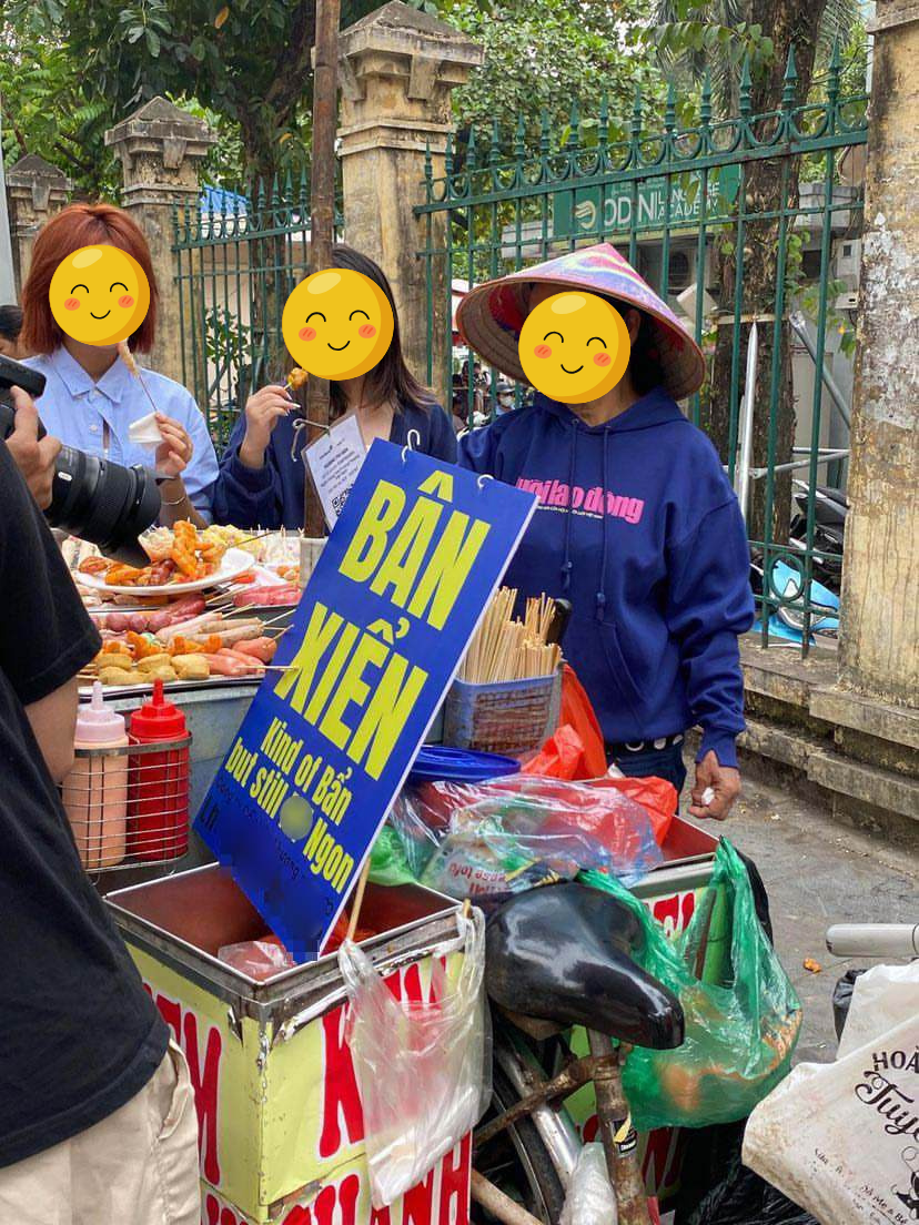 Xe "xiên bẩn" chiếm sóng cõi mạng chỉ bởi tấm bảng, khẳng định "bẩn" nhưng nhiều người vẫn vây quanh - Ảnh 1