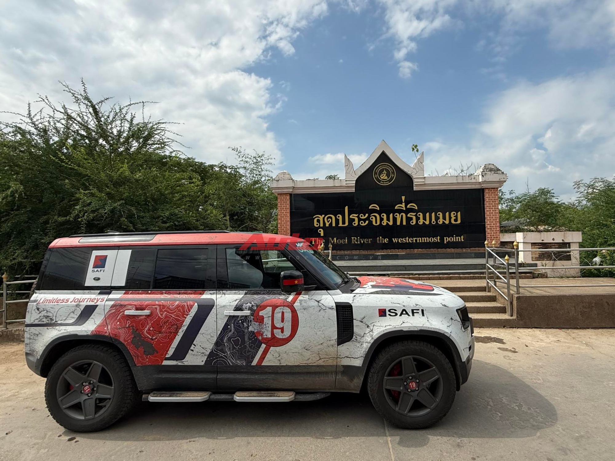 Chủ xe Defender lái 7.000km xuyên Việt Nam - Thái Lan: ‘Chạy địa hình sướng, có đoạn vượt 4.000 khúc cua, vẫn còn điểm bất tiện’ - Ảnh 9