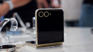 Điện thoại gập Samsung được mong chờ nhất hiện nay: Giảm chút sức mạnh nhưng bù lại giá cực rẻ? - Ảnh 3