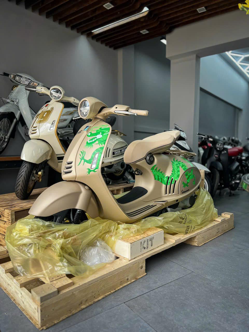 Hai tháng nữa là Tết, Vespa 946 bản Rồng 'hết thời' hét giá, từng đắt ngang xe sang nay có nơi rao dưới 500 triệu - Ảnh 1