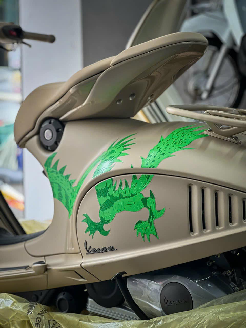 Hai tháng nữa là Tết, Vespa 946 bản Rồng 'hết thời' hét giá, từng đắt ngang xe sang nay có nơi rao dưới 500 triệu - Ảnh 3