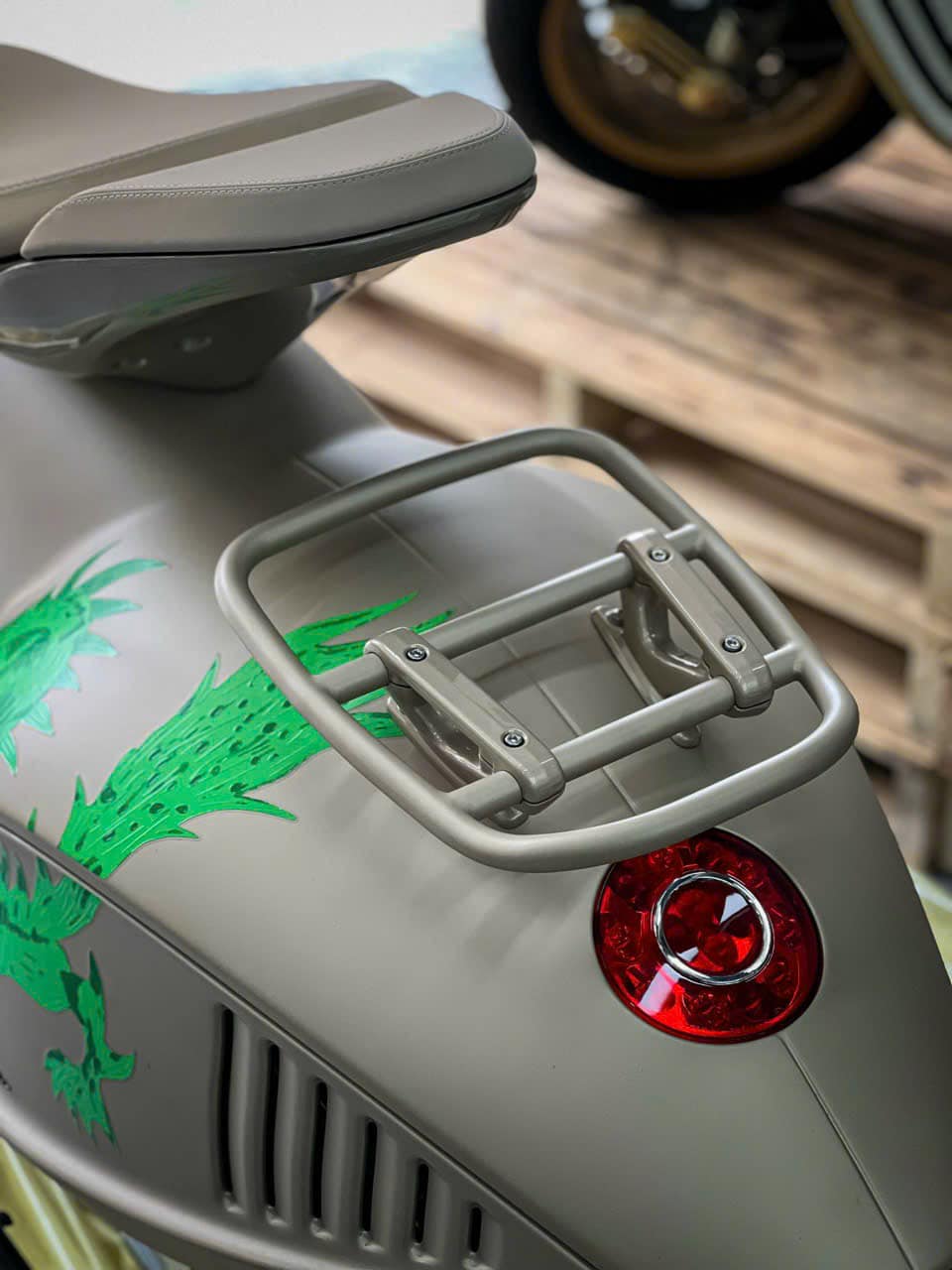 Hai tháng nữa là Tết, Vespa 946 bản Rồng 'hết thời' hét giá, từng đắt ngang xe sang nay có nơi rao dưới 500 triệu - Ảnh 4