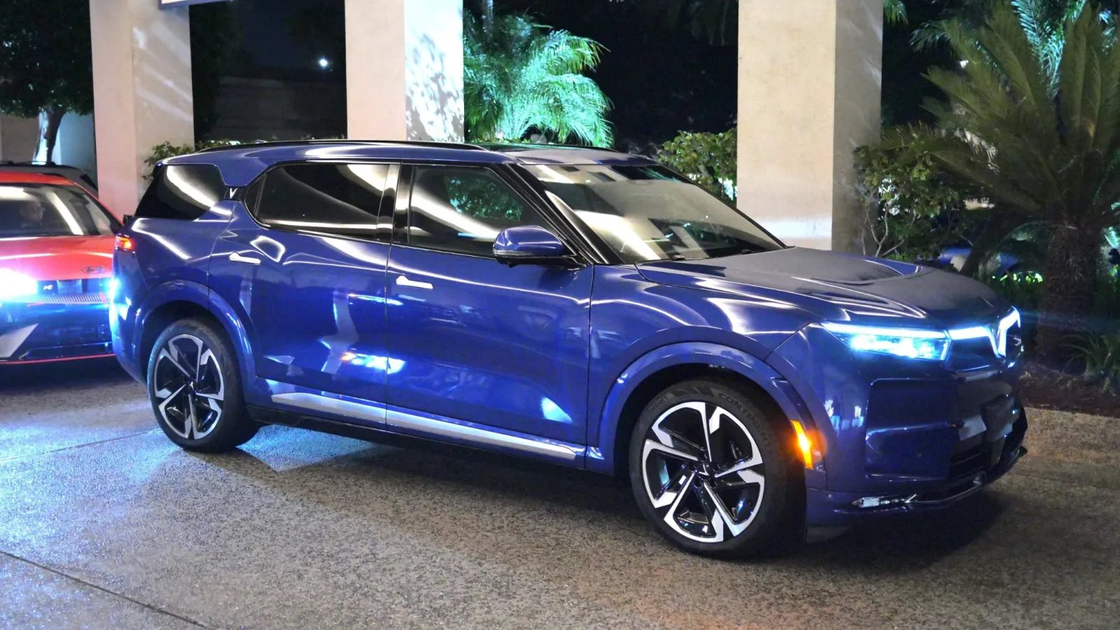 Sau VF 8, VinFast chính thức bàn giao những chiếc VF 9 đầu tiên đến khách hàng tại Mỹ - Ảnh 1