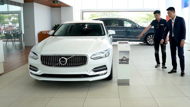 Thị trường ô tô cuối năm: Xe sang 'cật lực' đẩy hàng tồn kho - Ảnh 1