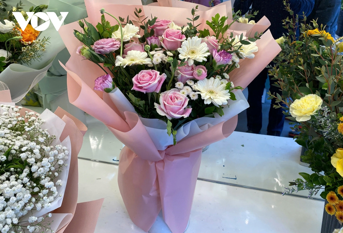 Thị trường quà tặng 20/11 kém sôi động dù giá cả bình ổn - Ảnh 5