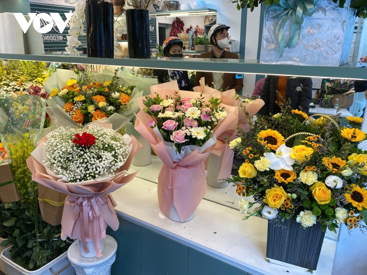Thị trường quà tặng 20/11 kém sôi động dù giá cả bình ổn - Ảnh 4