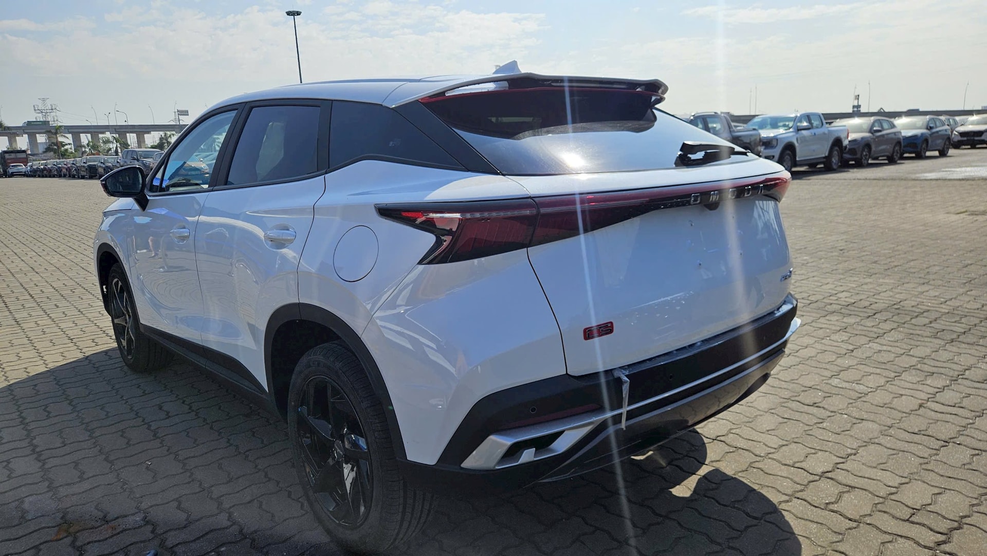 Lô Omoda C5 đầu tiên cập cảng Việt Nam, chờ bàn giao đến tay khách Việt cuối tháng này - Ảnh 7