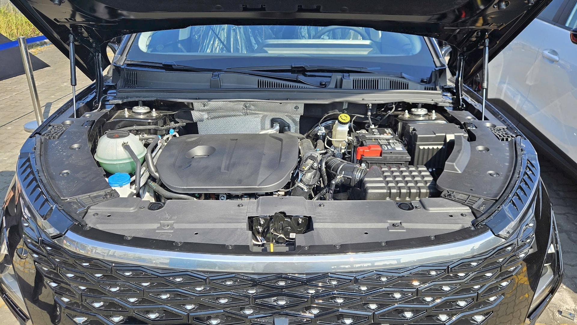 Lô Omoda C5 đầu tiên cập cảng Việt Nam, chờ bàn giao đến tay khách Việt cuối tháng này - Ảnh 5