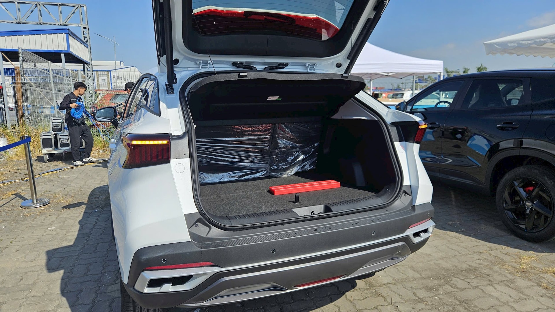 Lô Omoda C5 đầu tiên cập cảng Việt Nam, chờ bàn giao đến tay khách Việt cuối tháng này - Ảnh 6