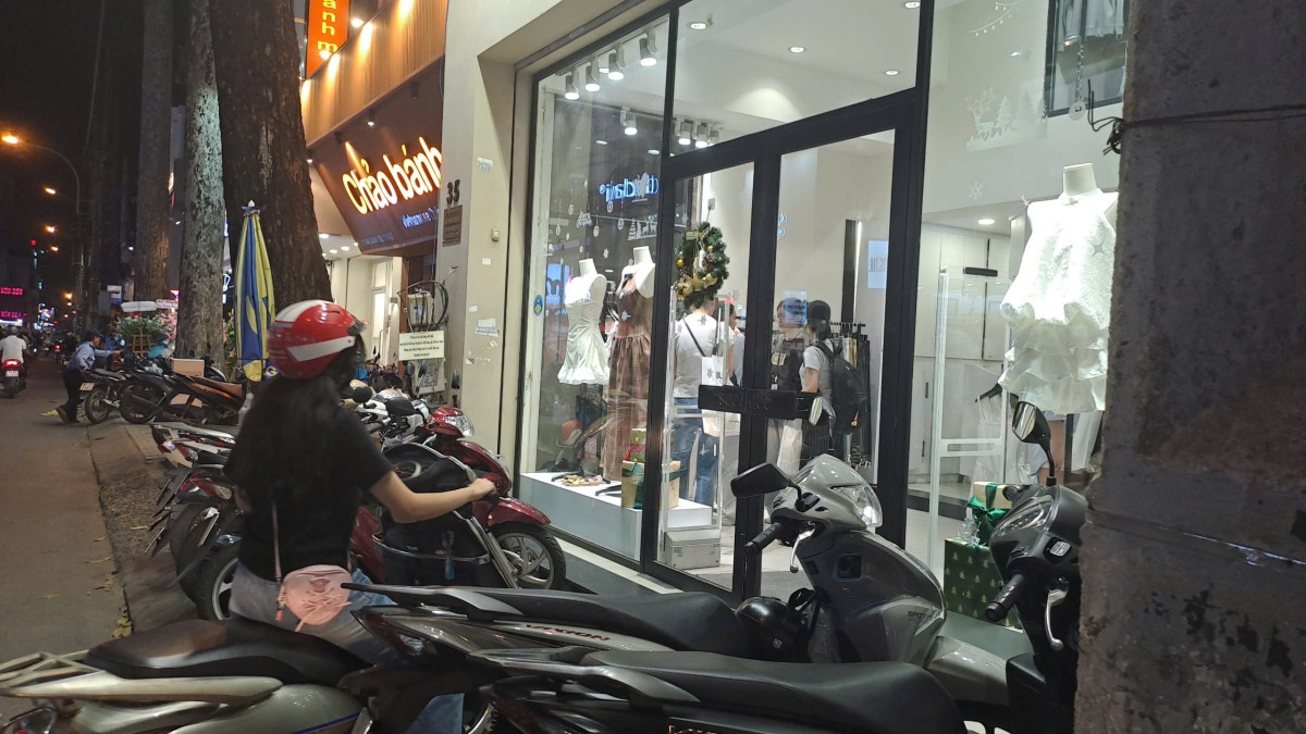 Black Friday ở TP.HCM: Hạ giá tới 80% nhưng khách hàng vẫn dè dặt xuống tiền - Ảnh 3