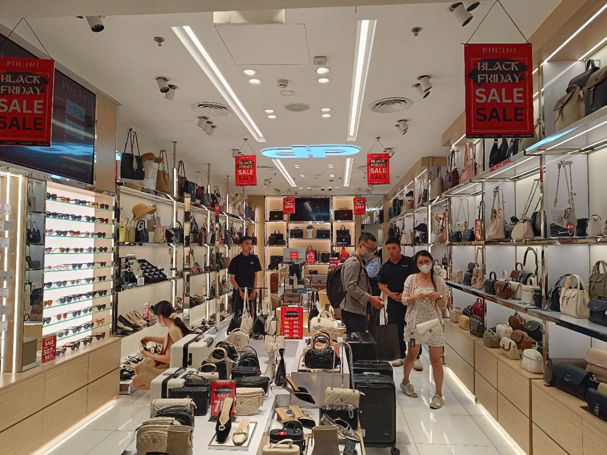 Black Friday ở TP.HCM: Hạ giá tới 80% nhưng khách hàng vẫn dè dặt xuống tiền - Ảnh 2