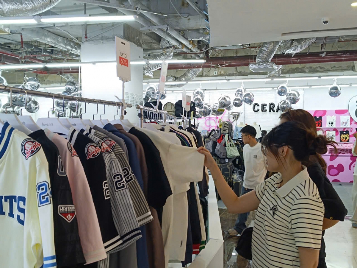 Black Friday ở TP.HCM: Hạ giá tới 80% nhưng khách hàng vẫn dè dặt xuống tiền - Ảnh 8