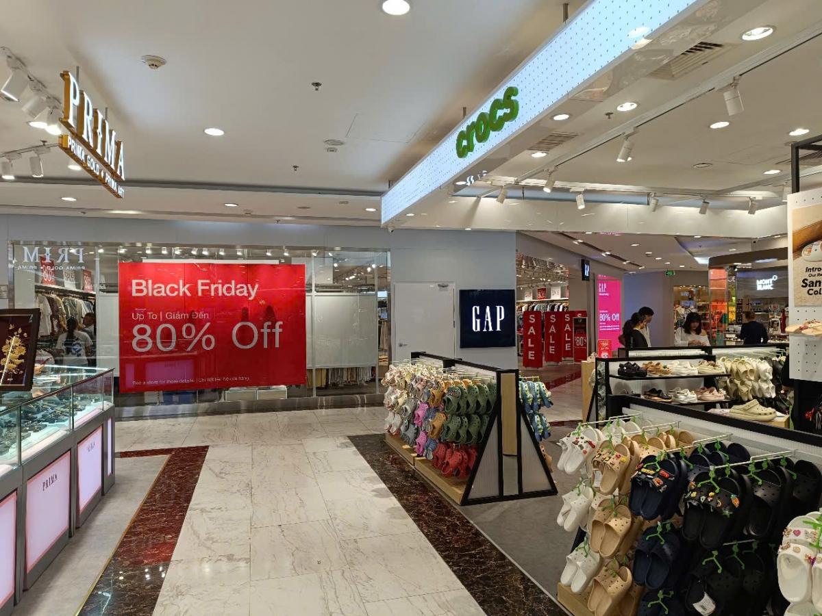 Black Friday ở TP.HCM: Hạ giá tới 80% nhưng khách hàng vẫn dè dặt xuống tiền - Ảnh 6