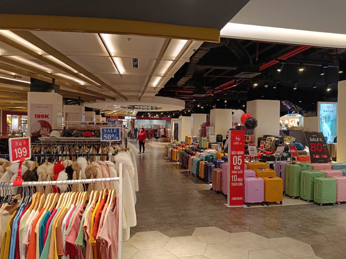 Black Friday ở TP.HCM: Hạ giá tới 80% nhưng khách hàng vẫn dè dặt xuống tiền - Ảnh 7