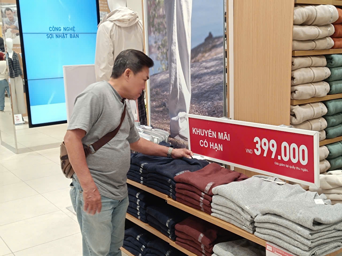 Black Friday ở TP.HCM: Hạ giá tới 80% nhưng khách hàng vẫn dè dặt xuống tiền - Ảnh 1