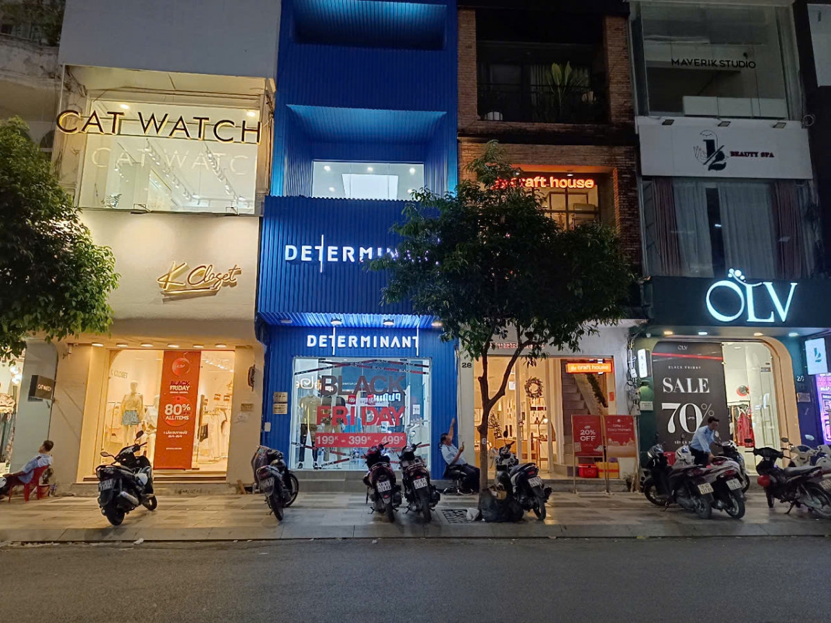 Black Friday ở TP.HCM: Hạ giá tới 80% nhưng khách hàng vẫn dè dặt xuống tiền - Ảnh 5