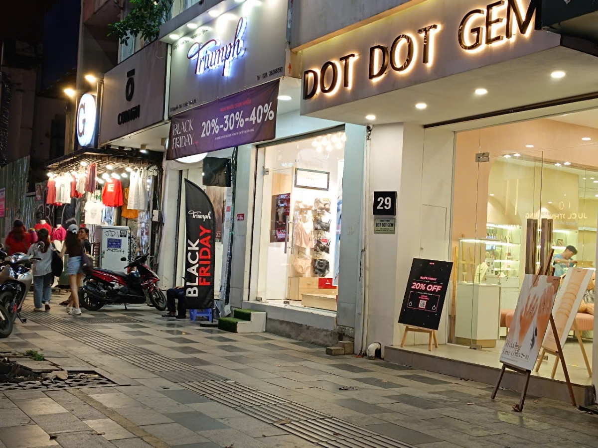 Black Friday ở TP.HCM: Hạ giá tới 80% nhưng khách hàng vẫn dè dặt xuống tiền - Ảnh 4