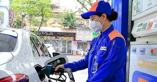 Giá xăng dầu hôm nay 14/11: Xăng dầu trong nước giảm nhẹ nhàng trước đà lao dốc của thế giới