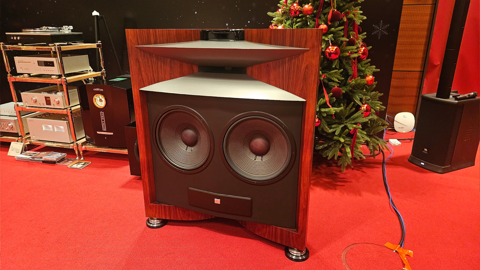 Chìm đắm trong không gian giai điệu từ những dàn âm thanh hàng chục tỉ đồng tại AV Show 2024 - Ảnh 9