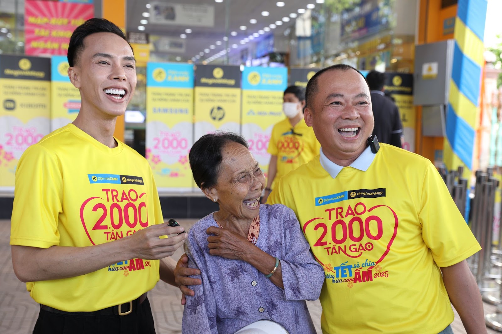 CEO Thế Giới Di Động cùng đối tác tận tay trao gạo cho người dân gặp khó khăn - Ảnh 1